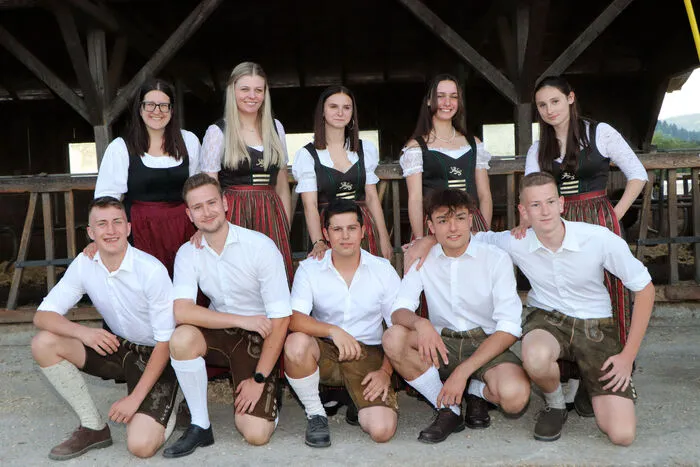 Aufgetanzt hat die Land­ju­gend Tif­fen mit Obmann Luca Thaler und Leiterin Anna Ninaus und musikalisch begleitet durch Andreas Goritschnig auf der Steirischen Harmonika.