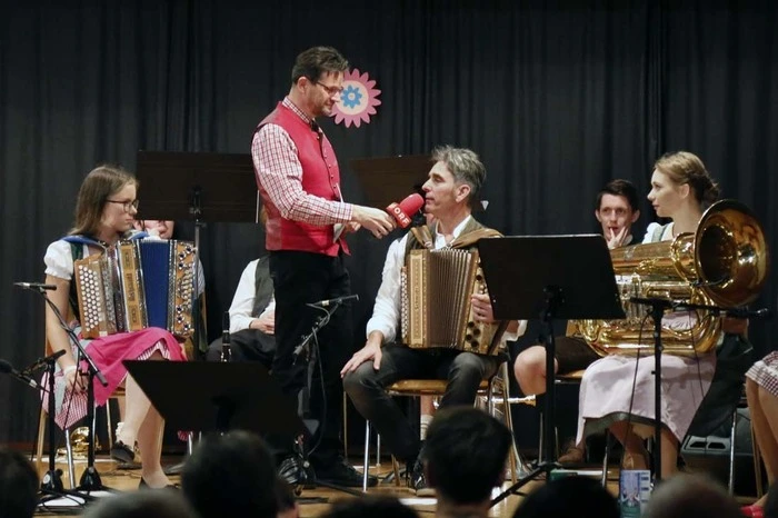 Auf der Kulturzentrum-Bühne standen fünf regionale Musikensembles...
