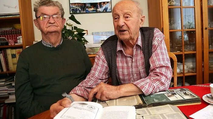 Jože Partl (links) und Franc Rehsmann beim Sichten alter Erinnerungsstücke