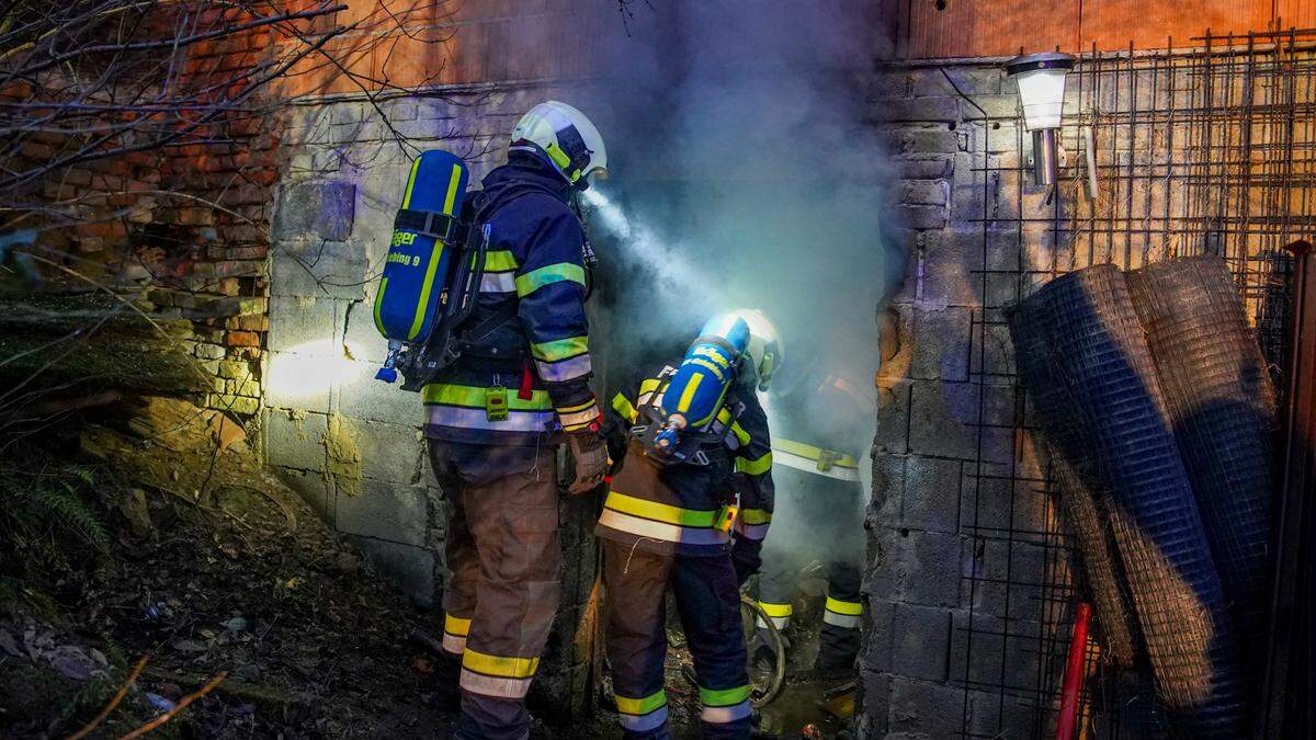 Der Keller eines Wohnhauses stand in Vollbrand, über 70 Einsatzkräfte versuchten, diesen zu löschen