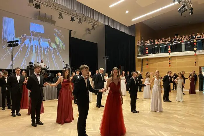 Der Abend begann mit einer beeindruckenden Polonaise, bei der die festliche Stimmung ihren ersten Höhepunkt fand, und endete mit reichlich Spaß in der Disco.