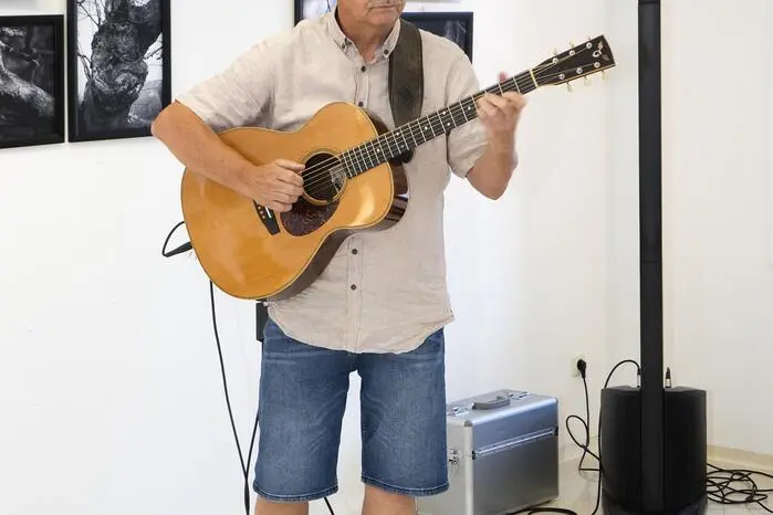 Für einen musikalischen Auftakt sorgte Heimo Gladik, Geschäftsführer des SZF, mit Gitarrenklängen.