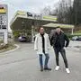 Markus Käfer und Matthias Kopper haben das Excalibur gegen eine Eni-Tankstelle eingetauscht