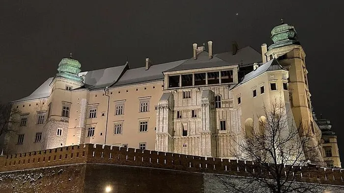 Majestätisch thront die Burg Wawel über der Stadt - in den Jahren vor 1918 war sie von den Habsburgern als Kaserne genützt worden, als Bastion gegen die Russen.