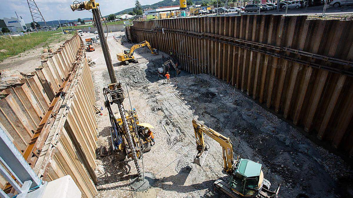 2021 wird die neue Weizer Ortsdurchfahrt fertig sein. Sie wird so gestaltet, dass sie im Notfall auch das Hochwasser der Stadt aufnehmen und dieses nach Süden abfließen kann