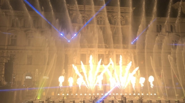 Es schien fast so, als würde das Rathaus Feuer spucken.