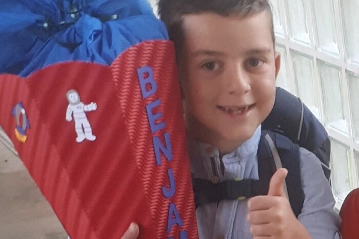 Benjamin Wallner (7), Volksschüler aus Stainz: „Ich freue mich darauf meine Freunde wiedersehen und normal in die Schule gehen zu können. Zu Hause ist nur meine kleine Schwester, die oft ganz viel plappert. Da vermisse ich es, neben meinem Sitznachbarn zu sitzen. Nur die Coronatests mag ich nicht so. Vor allem die, wo das Staberl durch die Nase geht. Da würde ich am liebsten ‘Nein, danke!’ sagen.“