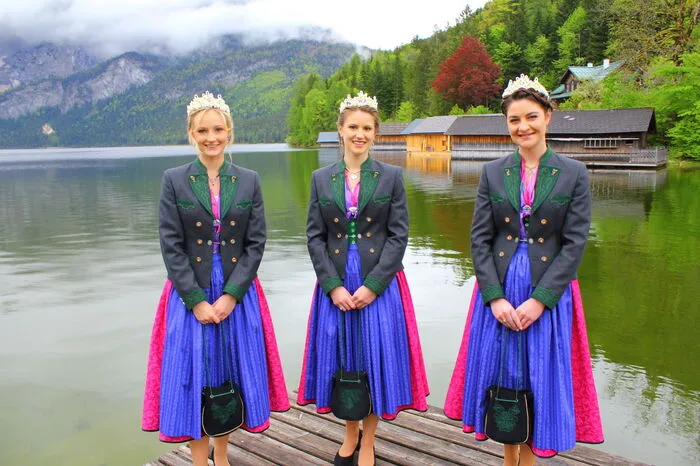 Und dann einmal solo: Königin Petra Ladreiter (Mitte), Prinzessin Katharina Raich (links) und Simone Wiesauer (rechts)