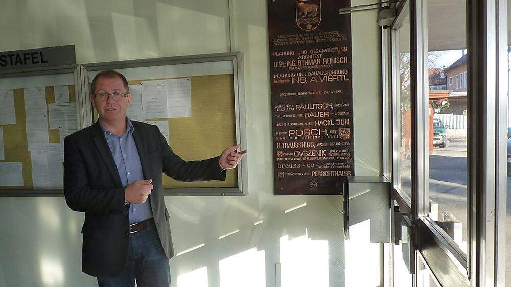 Bürgermeister Bernd Osprian zeigt, wo im Eingangsbereich des Rathauses der Lift künftig eingebaut wird