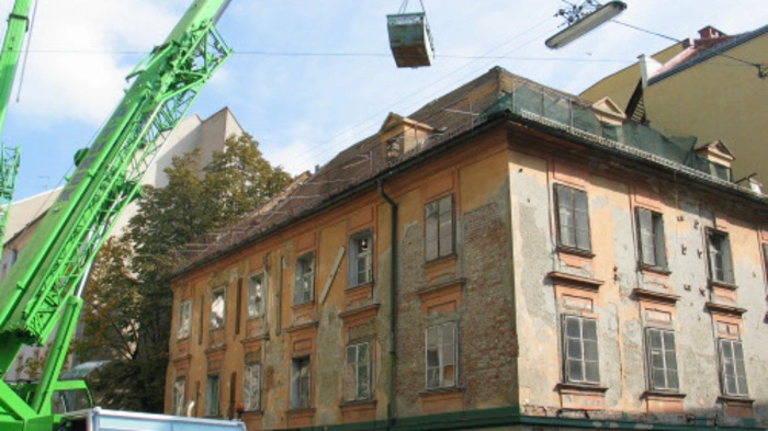 2003 wurde das Kommod abgerissen. Das gleichnamige Lokal war nicht zuletzt für einen g'schmackigen Spinatstrudel bekannt.