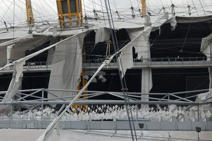 Das Dach des Millennium Dome in London wurde von Sturm "Eunice" stark beschädigt.