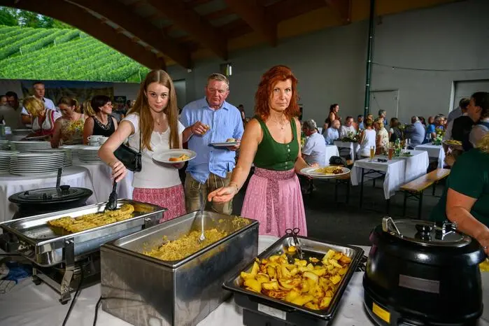 Die Besucherinnen und Besucher genossen bei Kaiserwetter die Spezialitäten aus Küche und Keller.