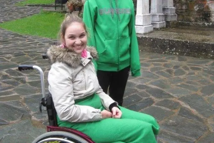 Die 20-Jährige mit ihrem jüngeren Bruder Christoph. "Er ist mein bester Therapeut."