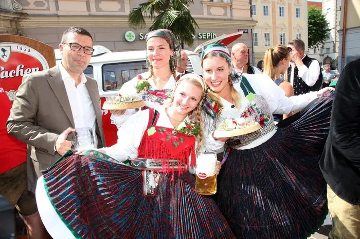 Auf dem ehrwürdigen Alten Platz der Kärntner Landeshauptstadt machten am Freitag wieder die Villacher Kirchtagslader Stadtion, um die Werbetrommel für ihr Brauchtumsfest (heuer von 30. Juli bis 6. August) zu rühren: mit Musik, Tanz, Bier und der legendären Kirchtagssuppe.     