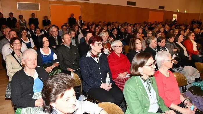 Veranstaltet wurde das musikalische Großereignis vom Chorbezirk Murau gemeinsam mit der Sängerrunde „Kohlröserl“ Zeutschach, die 1923 als Männerchor gegründet wurde und sich heute als junger, dynamischer Chor versteht.