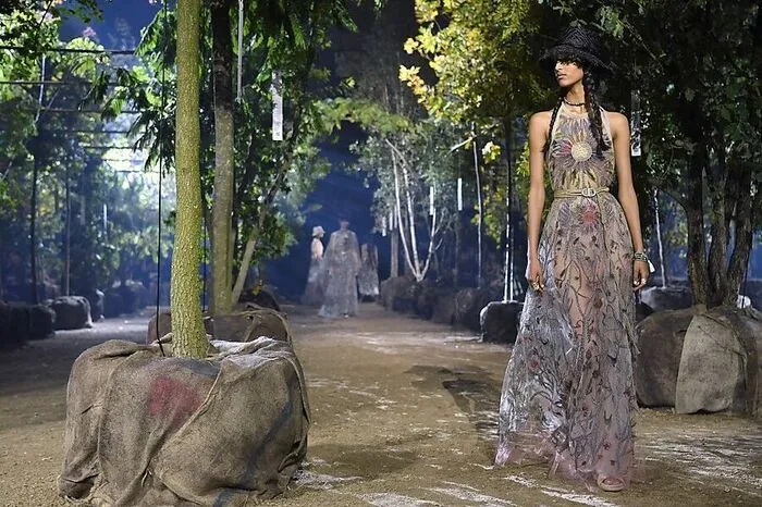 Das französische Modehaus Dior schickte bei der Pariser Modewoche Models mit geflochtenen Zöpfen auf den Laufsteg, wie sie Thunberg gerne trägt.