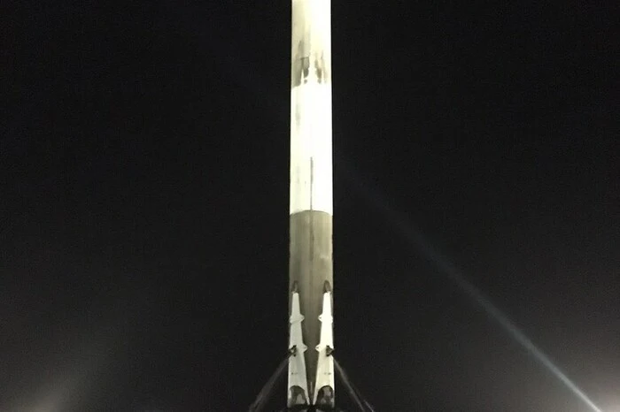 Für orbitale Nutzlasten wurden die teilweise wiederverwendbaren Falcon 9 Trägerraketen gebaut. Entwickelt wurden sie von der amerikanischen Firma SpaceX. Gegründet wurde das Unternehmen von Tesla-Miteigentümer und Technik-Visionär Elon Musk.