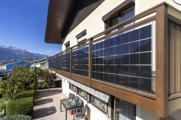 Photovoltaik-Elemente als Teil des Balkongeländers
