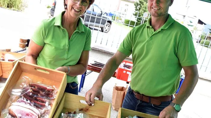 Bereits in einem Monat, am 2. Oktober, laden Bauernmarkt-Obfrau Gertrud Wachernig (links) und ihr Stellvertreter Ewald Grün aus Zeltschach mit ihren sechs Kolleginnen und Kollegen zum traditionellen "Herbstmarkt"