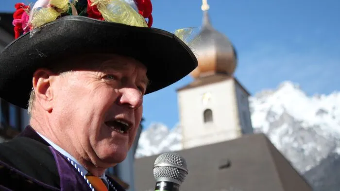 Bürgermeister Alois Guggi moderierte das närrische Treiben im Gröbminger Ortszentrum