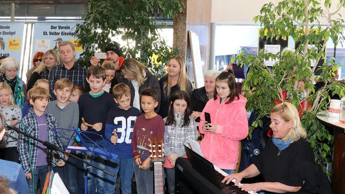 Stündlich gab es von der Volksschule St. Veit Musik- und Gesangsdarbietungen im Foyer der Blumenhalle.