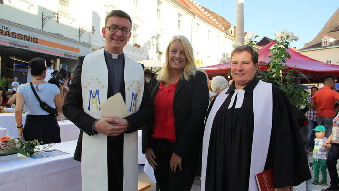 Pfarrprovisor Christoph Kranicki und Pfarrerin Renate Moshammer spendeten den Segen.