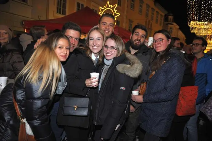 Am Alten Platz und vor dem Cafè Herzig wurde zum Glühwein-Opening geladen.