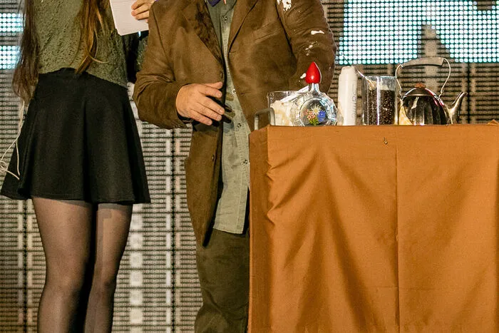 Sepp Wölbitsch ist auch der Beamtenwecker, hier mit Anna Jermol auf der Bühne