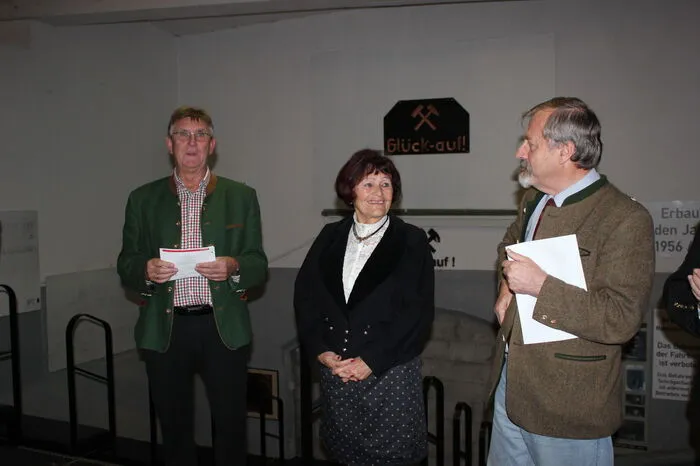 Historiker Ernst Lasnik (rechts) hat die Ausstellung, die im Rahmenprogramm des 19. Österreichischen Knappen- und Hüttentages am 24. und 25. September in Voitsberg eröffnet wurde, initiiert und kuratiert. Den Großteil der Arbeiten hat Moitzgers Tochter Maria Hörzer (Mitte) für die Schau zur Verfügung gestellt, dafür gab es auch von Bürgermeister Engelbert Köppel (links) Dank und Anerkennung.