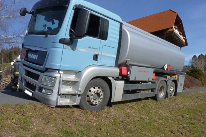 Das Fahrzeug versank immer tiefer und drohte umzukippen.