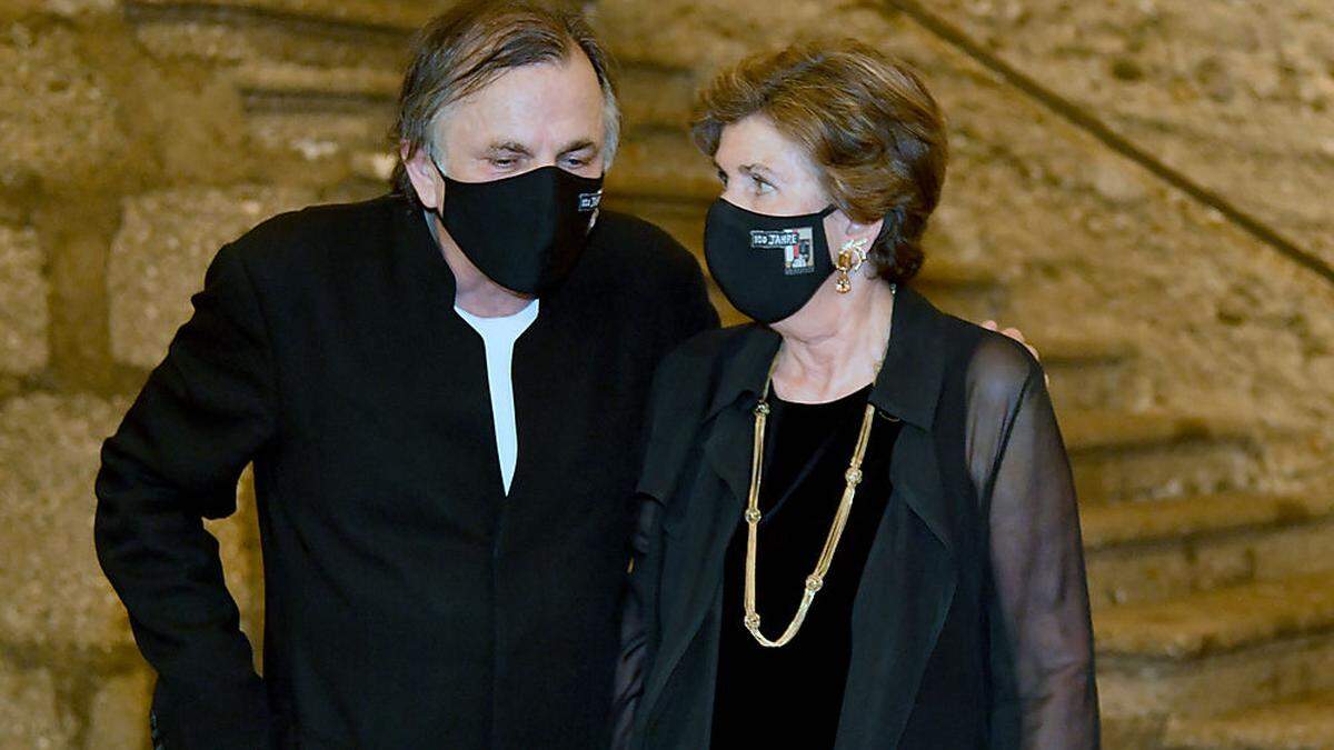 Intendant Markus Hinterhäuser und Festspielpräsidentin Helga Rabl-Stadler mit Masken