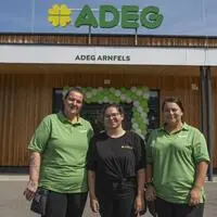 Natascha Abolis (Mitte) mit zwei ihrer Mitarbeiter vor dem neuen Standort