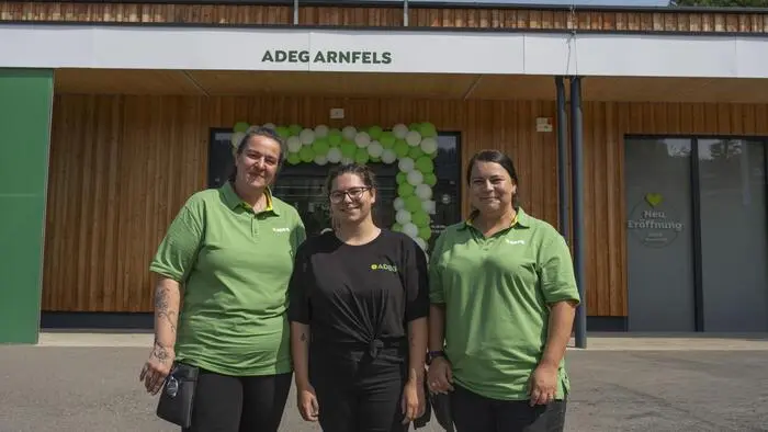 Natascha Abolis (Mitte) mit zwei ihrer Mitarbeiter vor dem neuen Standort