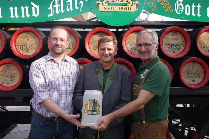 Zwei Brau- und ein Bürgermeister: Andreas Werner (r.) und Markus Baumann (l.) nehmen Bürgermesiter Kurt Wallner in die Bier-Zange.