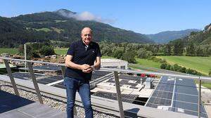 Klaus Bartelmuss, Inhaber und Geschäftsführer der IBS Paper Performance Group, auf der Dachterrasse &quot;seines&quot; Turms, den er sich zum 60. Geburtstag bauen ließ