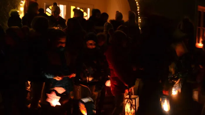 Bereits zum vierten Mal fand in Waldbach der Adventweg statt, den der Kindergarten, die Volksschule und die Neue Mittelschule Waldbach alljährlich gemeinsam veranstalten.
