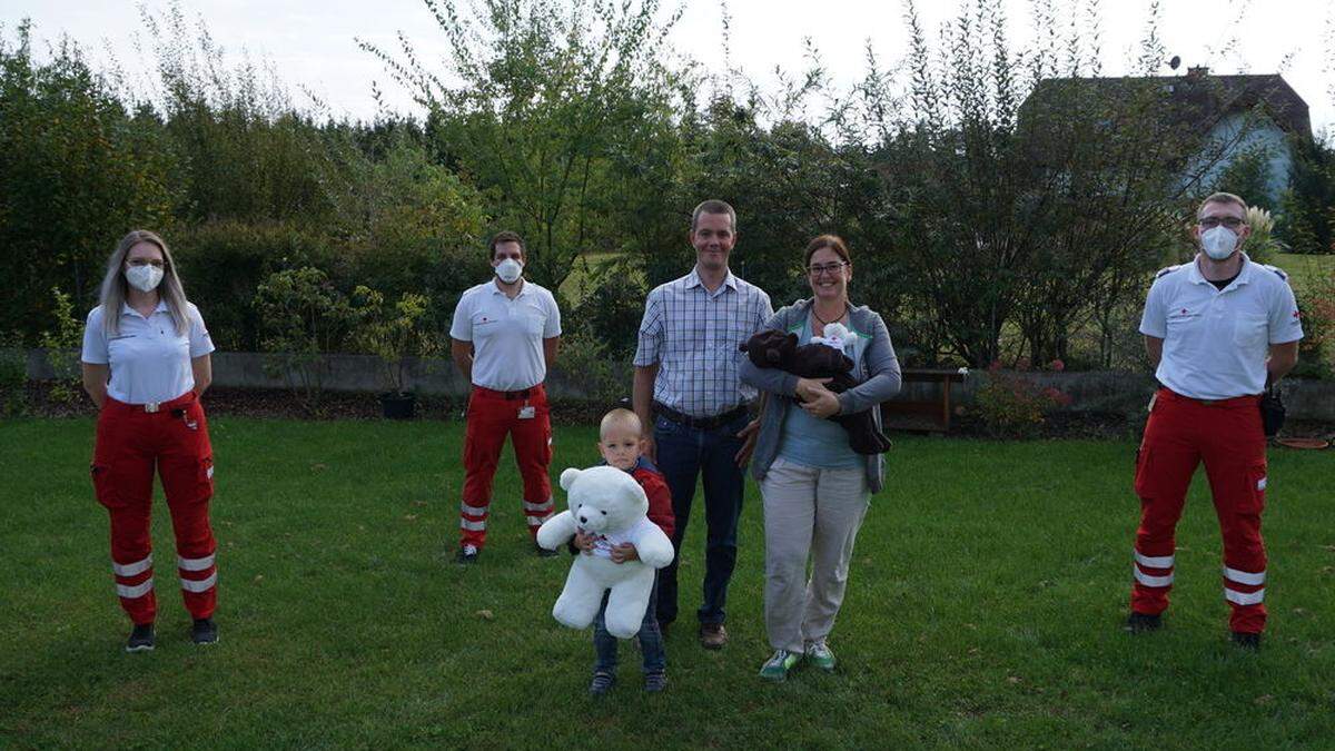 Die stolzen Eltern und Felix großer Bruder Leonhard mit den „Geburtshelfern“ Tamara Fras, Christopher Teubl und René Dexler von der Rotkreuz-Ortsstelle Weiz.