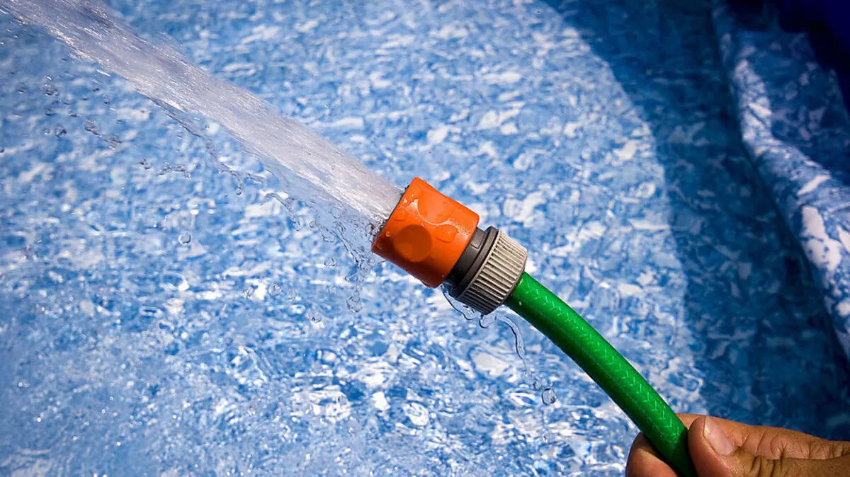 Füllen des Pools mit einem Gartenschlauch 