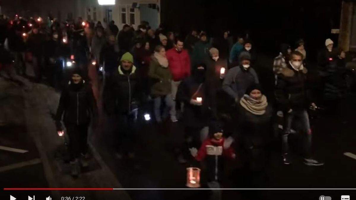 200 bis 300 Menschen nahmen bei dem &quot;Corona-Spaziergang&quot; in Feldbach teil