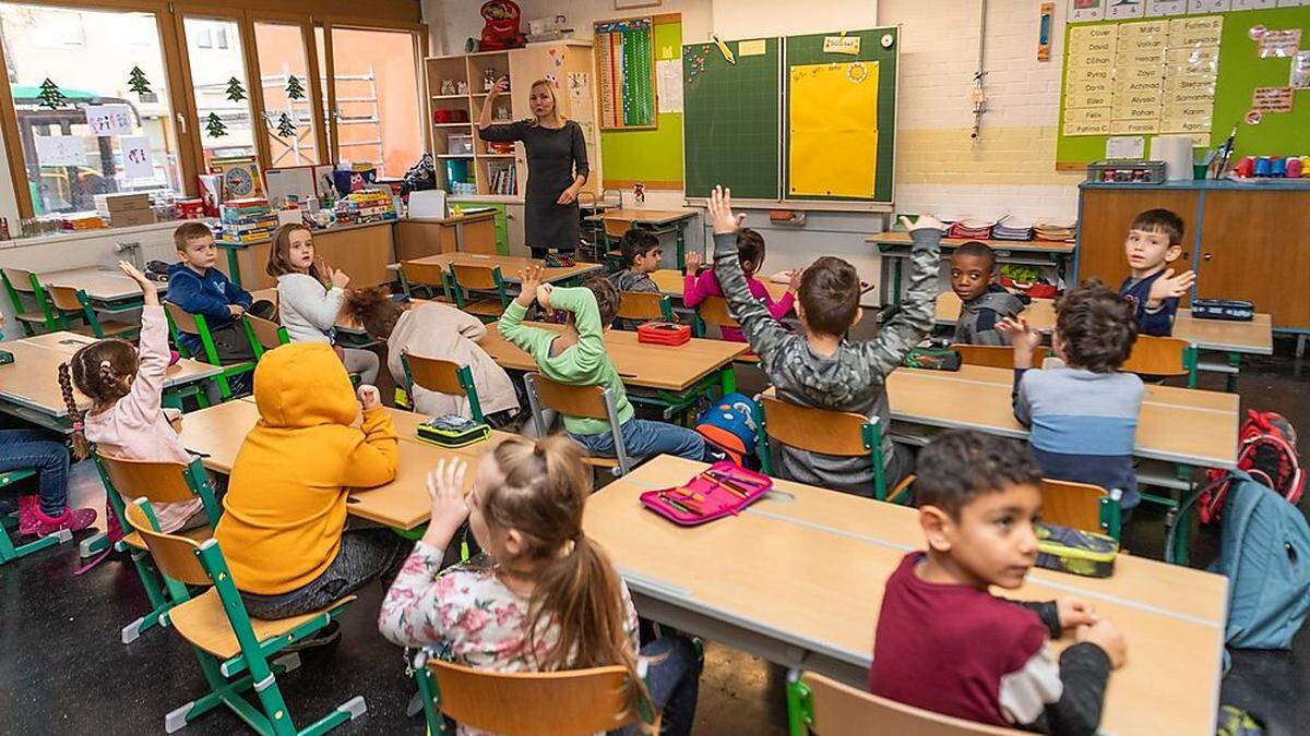 Nun sollen vermehrt Studierende schon vorzeitig neben der Ausbildung unterrichten.