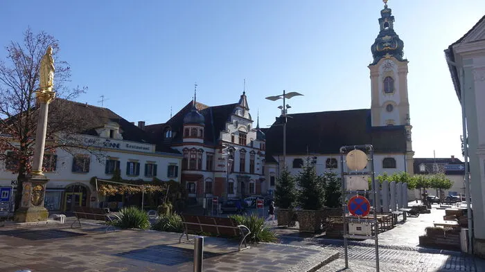 Der Hartberger Hauptplatz empfing am Dienstag die wenigen Besucher im gleißenden Sonnenlicht.