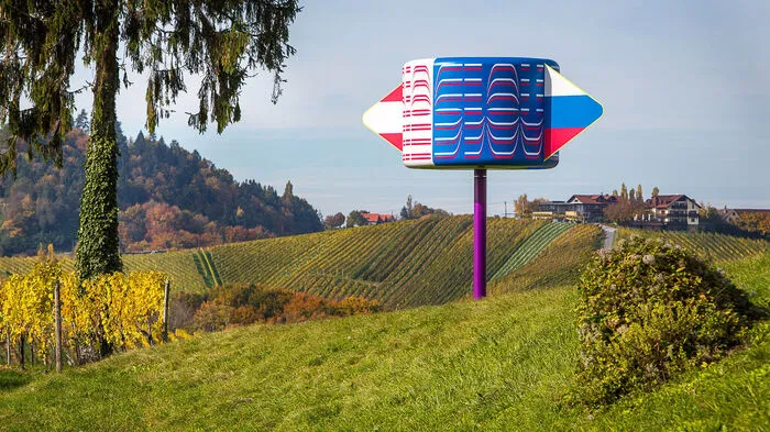 Woher der Wind weht. Tobias Rehbergers enorme Windfahne steht seit 2015 in Ratsch an der Weinstraße auf dem Grenzstreifen, der Slowenien und Österreich trennt.