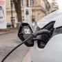 Ein E-Auto wird bei der öffentlichen Ladestelle am Schillerplatz aufgeladen