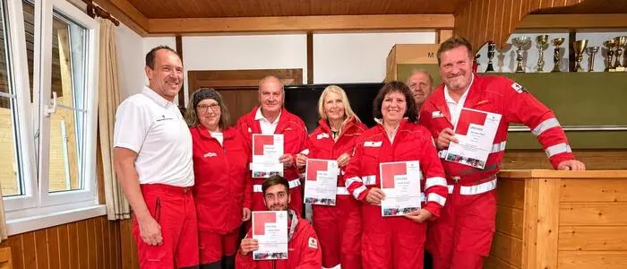 Erfolgreich am Erzberg: Die Hundeführer des Roten Kreuzes Steiermark nach dem bestandenen Trümmereinsatztest