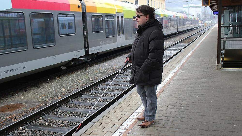 Für körperlich beeinträchtigte Personen stellt der Bahnhof in Lienz einen wahren Spießrutenlauf dar. Ohne Leitsystem ist der Bahnsteig für Blinde eine Gefahr	