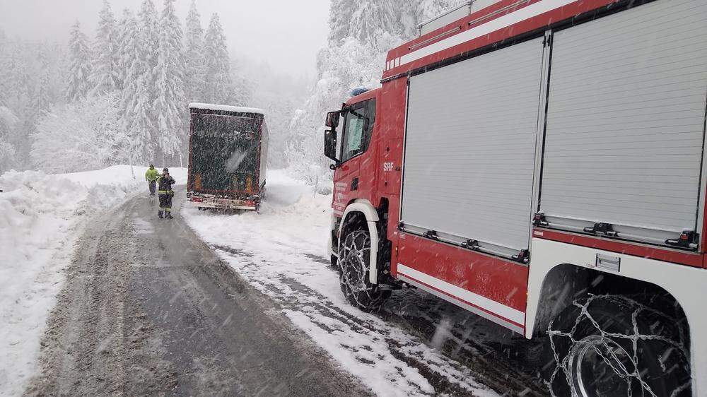 Starke Schneefälle haben auch am Freitag für Verkehrsbehinderungen und Fahrzeugbergungen durch Einsatzkräfte der Feuerwehr gesorgt 