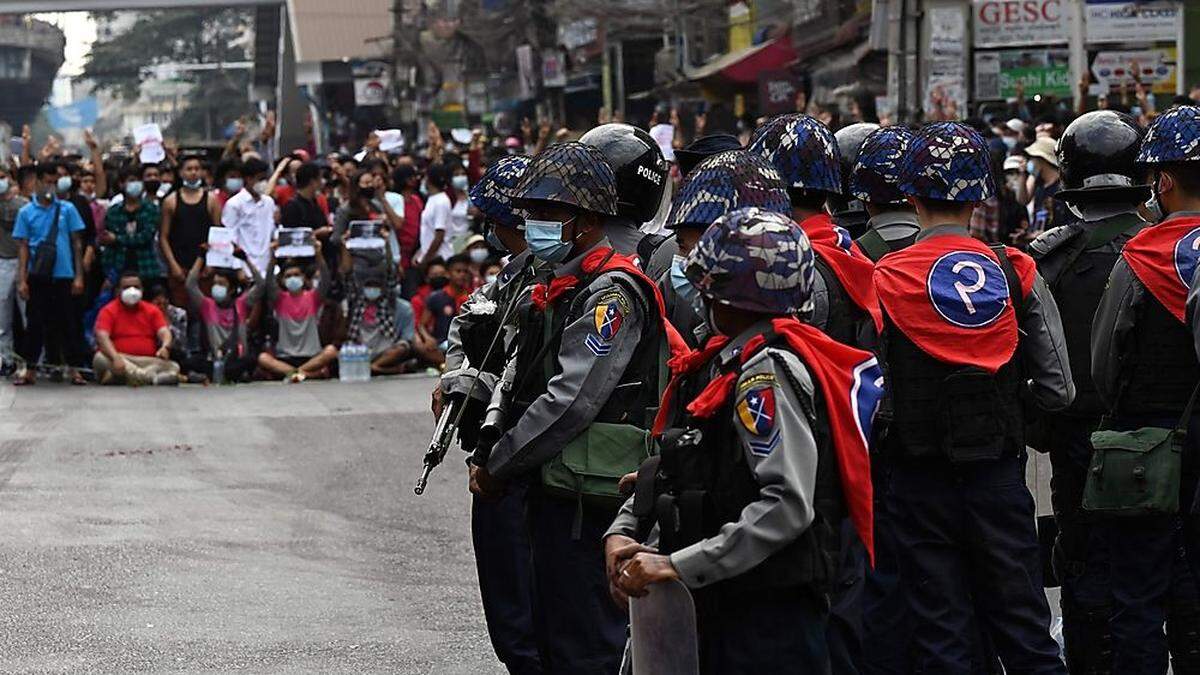 In Rangun waren rund 200 Studenten und Hochschullehrer auf die Straße gegangen