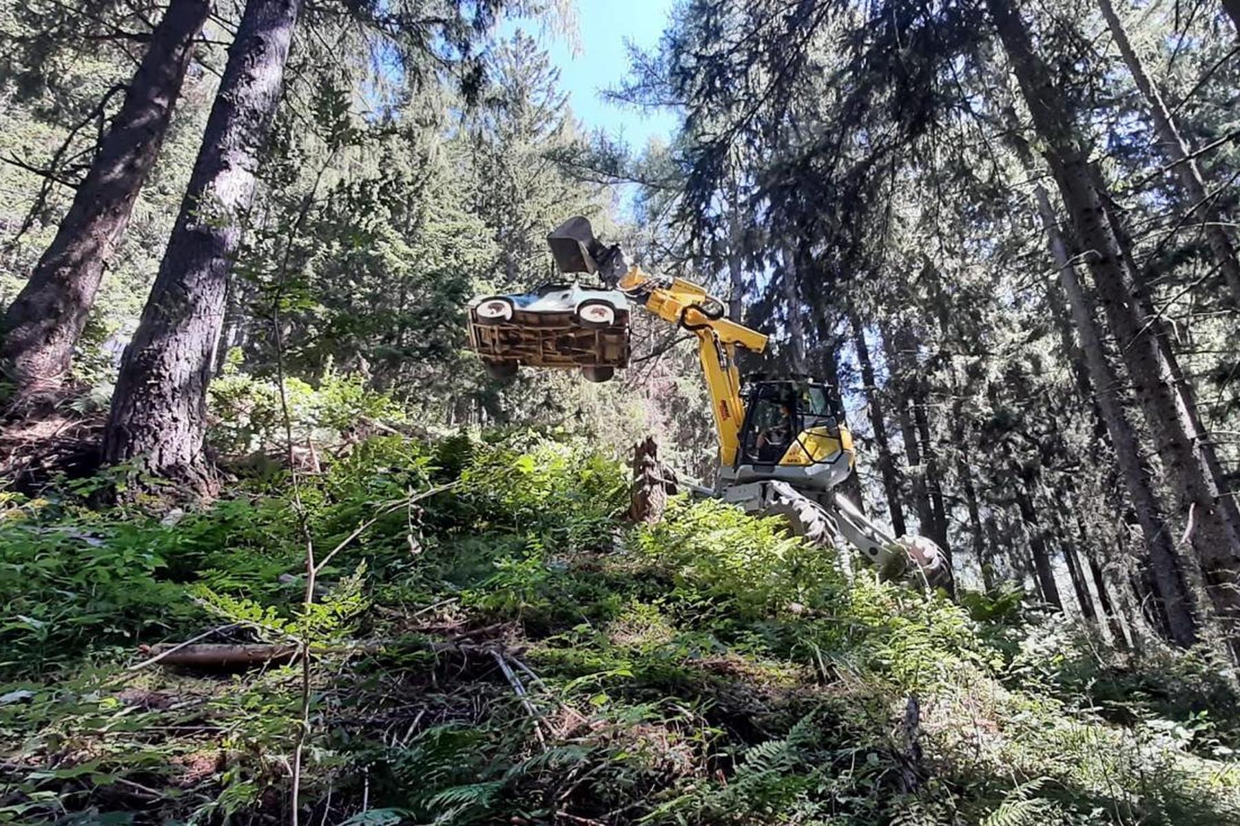 Am Präbichl abgestürzt: Lenkerin stürzte 30 Meter mit ihrem Fahrzeug in den Wald