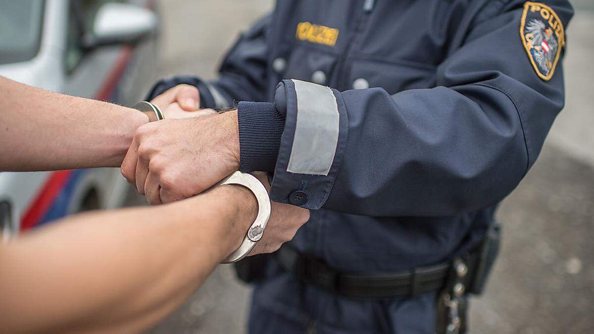 Der Mann musste festgenommen werden (Symbolfoto)