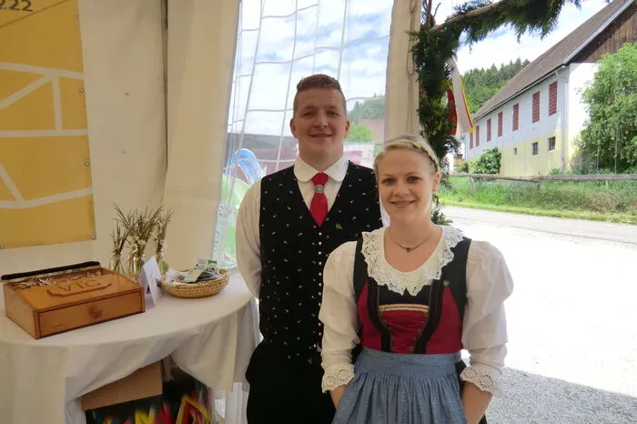 Vereinsobfrau Eva Weißnegger und Stellvertreter Norbert Kitz zeigten sich erfreut über das Engagement sämtlicher Gruppen und über die vielen Besucher